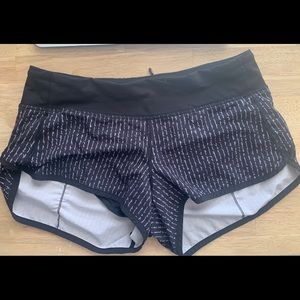 Lululemon black/white speed up shorts 2.5" size 6